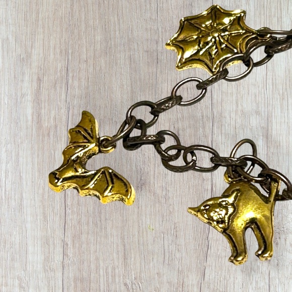 Hand Crafted Halloween Charm Bracelet Witch Cat Pumpkin Spider Bat Gold - Picture 3 of 6